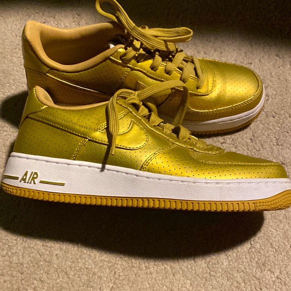 Gold boys size 7 uptown’s (Air Force Ones) vintage only worn 1 time unisex - Picture 1 of 4